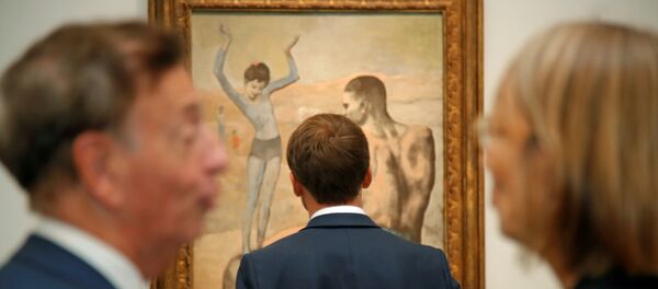 El presidente francés, Emmanuel Mcron, frente al cuadro de Pablo Picasso - Sputnik Mundo