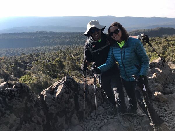 Joloud Fadhli con su hermano durante la escalada del Kilimanjaro - Sputnik Mundo