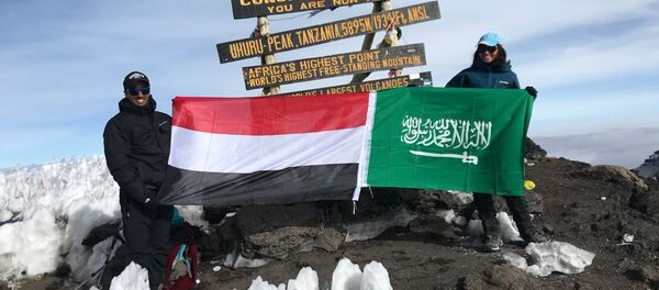 Joloud Fadhli con su hermano durante la escalada del Kilimanjaro - Sputnik Mundo