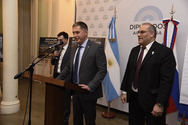 El embajador de la Federación de Rusia en Argentina, Dmitry Feoktistov, durante la inauguración de la muestra “Rusia es mucho más” - Sputnik Mundo