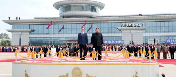 El presidente de Corea del Sur, Moon Jae-in, y el líder de Corea del Norte, Kim Jong-un - Sputnik Mundo