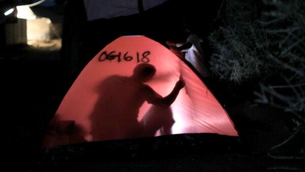 Un migrante en Grecia - Sputnik Mundo