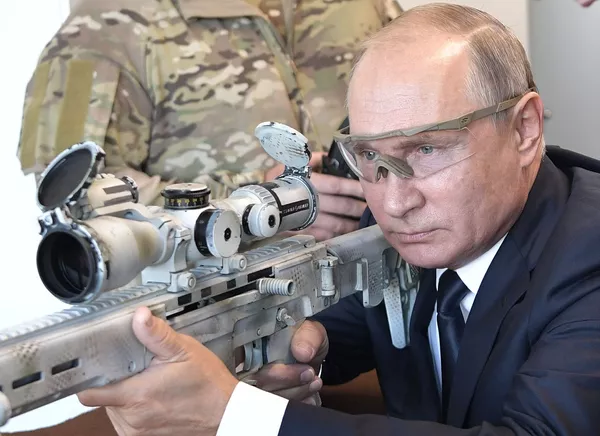 Vladímir Putin dispara con un rifle de francotirador en el parque Patriot. Vladímir Putin dispara con un rifle de francotirador en el parque Patriot. - Sputnik Mundo