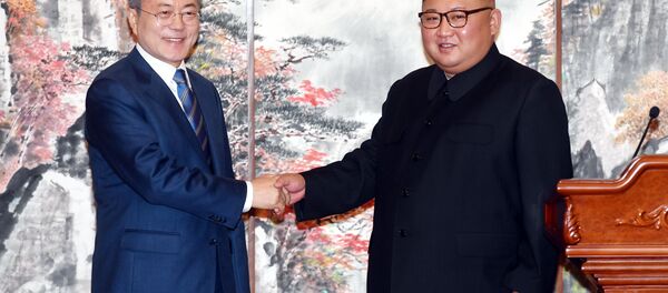 El presidente de Corea del Sur, Moon Jae-in, y el líder de Corea del Norte, Kim Jong-un - Sputnik Mundo