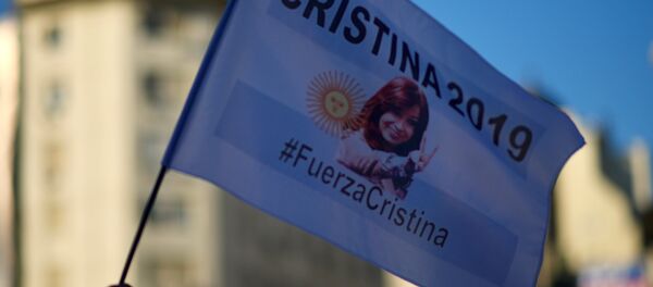 La bandera de Argentina con imagen de la expresidenta Cristina Fernández de Kirchner - Sputnik Mundo