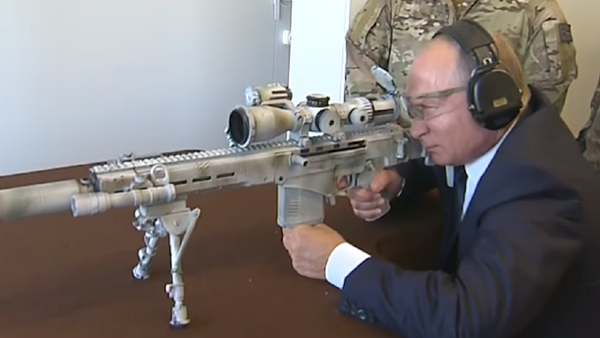 La puntería de Putin con el nuevo rifle de francotirador Kalashnikov sorprende a todos - Sputnik Mundo