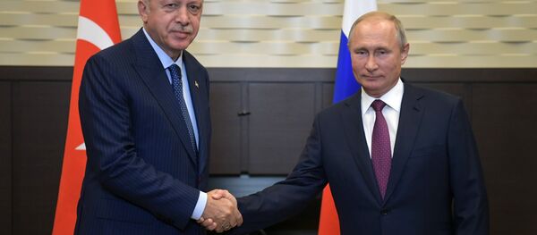 El presidente de Turquía, Recep Tayyip Erdogan y el presidente de Rusia, Vladímir Putin en Sochi, Rusia - Sputnik Mundo