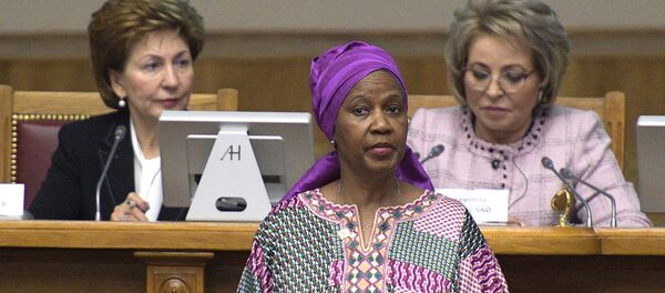 La directora ejecutiva de ONU Mujeres, Phumzile Mlambo-Ngcuka, y la jefa del Senado ruso, Valentina Metvienko (dcha) - Sputnik Mundo