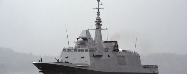 La fragata polivalente francesa Languedoc de clase FREMM, la misma que la fragata Auvergne desplegada cerca de las costas sirias en el momento del derribo del avión Il-20 ruso (imagen referencial) - Sputnik Mundo
