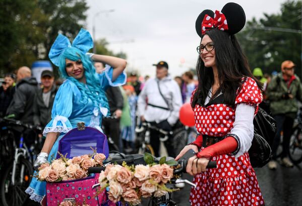 Las participantes en el desfile otoñal de bicicletas en Moscú. - Sputnik Mundo