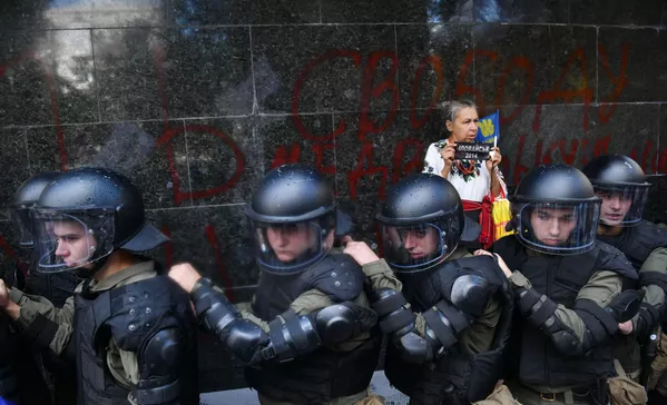 Agentes de policía al lado del edificio de la Fiscalía General de Ucrania. Agentes de policía al lado del edificio de la Fiscalía General de Ucrania. - Sputnik Mundo
