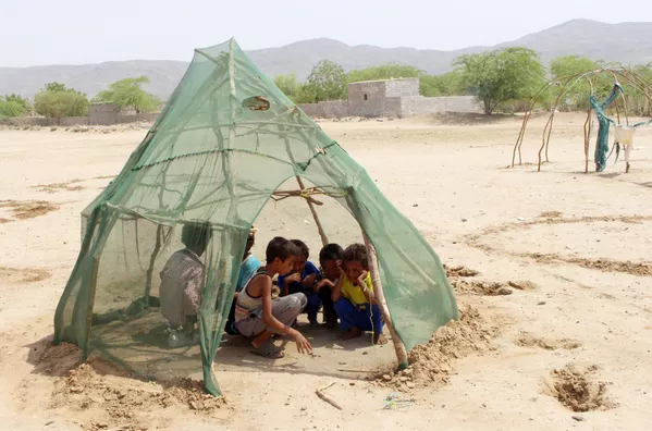 Los niños de la ciudad yemení de Al Hudaida juegan en un campo de refugiados. Los niños de la ciudad yemení de Al Hudaida juegan en un campo de refugiados. - Sputnik Mundo