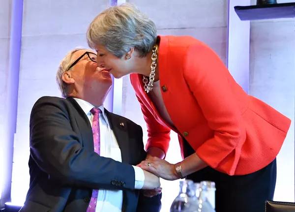 El presidente de la Comisión Europea, Jean-Claude Juncker, saluda a la primera ministra del Reino Unido, Theresa May, antes del comienzo de la cumbre informal de los mandatarios de la UE en Salzburgo (Austria). El presidente de la Comisión Europea, Jean-Claude Juncker, saluda a la primera ministra del Reino Unido, Theresa May, antes del comienzo de la cumbre informal de los mandatarios de la UE en Salzburgo (Austria). - Sputnik Mundo