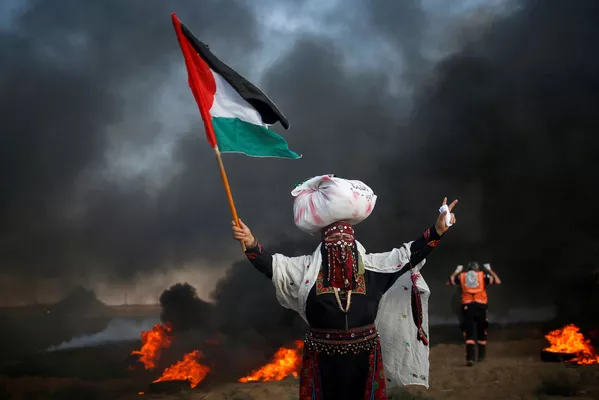 Una mujer con la bandera de Palestina, durante una manifestación al lado de la frontera con Israel. Una mujer con la bandera de Palestina, durante una manifestación al lado de la frontera con Israel. - Sputnik Mundo