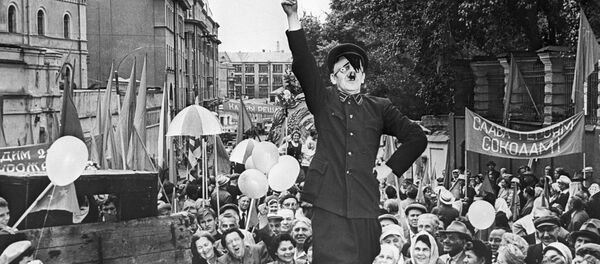 Un actor interpreta a Hitler, imagen referencial - Sputnik Mundo