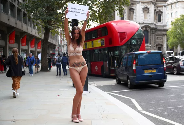 Protesta contra el uso de pieles naturales durante la Semana de la Moda de Londres. Protesta contra el uso de pieles naturales durante la Semana de la Moda de Londres. - Sputnik Mundo