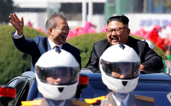 El presidente de Corea del Sur, Moon Jae-in, y el líder supremo de Corea del Norte, Kim Jong-un, durante un desfile en Pyongyang. El presidente de Corea del Sur, Moon Jae-in, y el líder supremo de Corea del Norte, Kim Jong-un, durante un desfile en Pyongyang. - Sputnik Mundo