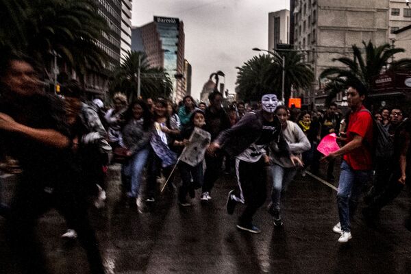 Estudiantes de la UNAM corren durante la Marcha del Silencio 2018 en la Ciudad de México - Sputnik Mundo