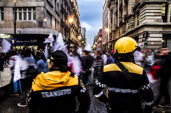 Policías observan a los estudiantes de la Marcha del Silencio 2018 en la Ciudad de México - Sputnik Mundo