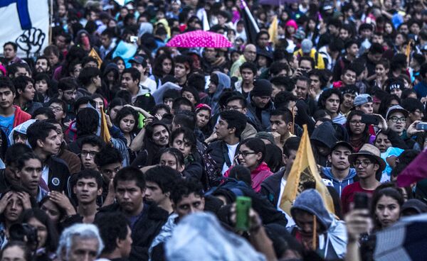 Estudiantes en la plancha del Zócalo durante la Marcha del Silencio 2018 en la Ciudad de México. - Sputnik Mundo