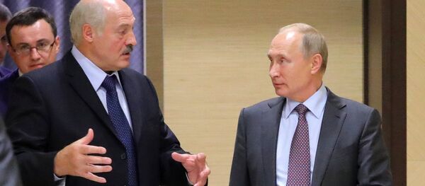 El presidente de Bielorrusia, Alexandr Lukashenko, y el presidente de Rusia, Vladímir Putin - Sputnik Mundo