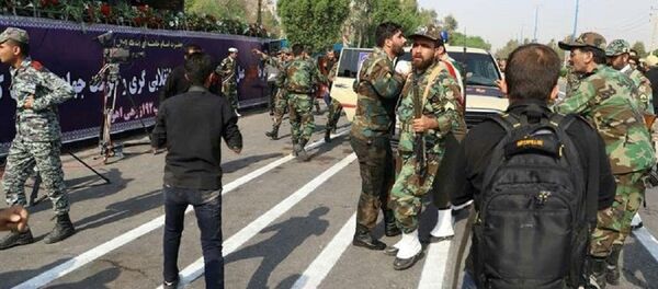 Militares iraníes tras el atentado en Ahvaz durante el desfile militar - Sputnik Mundo