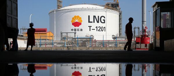 Un tanque de almacenamiento de gas natural licuado (GNL) en China - Sputnik Mundo