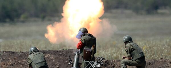 Militares rusos disparan un mortero (archivo) - Sputnik Mundo