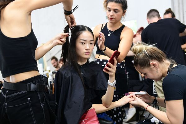 Unas modelos se preparan para desfilar con la colección de Roberto Cavalli. - Sputnik Mundo