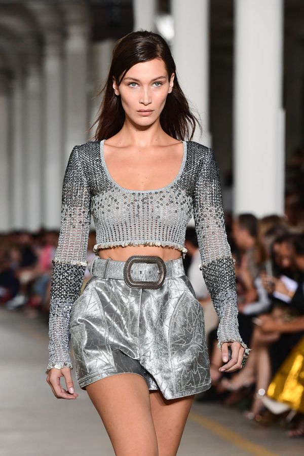 La supermodelo Bella Hadid durante el desfile de Roberto Cavalli - Sputnik Mundo