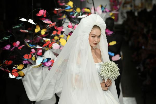 La supermodelo Gigi Hadid desfila con la colección de la marca Moschino - Sputnik Mundo