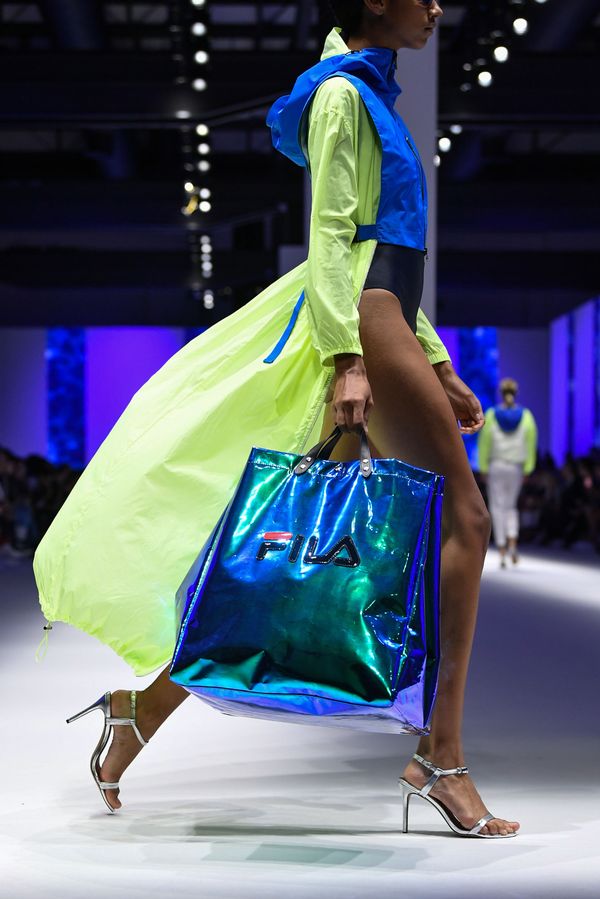 A juzgar por las colecciones de este año, durante la próxima temporada se llevarán los colores vivos, como el neón. En la foto, una modelo desfila con la nueva colección de Fila durante la Semana de la Moda de Milán. - Sputnik Mundo