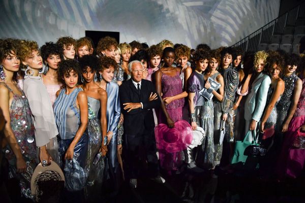 Febrero y septiembre se reservan para la moda femenina y enero y junio para la masculina. En la foto, el diseñador Giorgio Armani y sus modelos después de presentar su nueva colección de primavera-verano 2019 en la Semana de la Moda de Milán. - Sputnik Mundo