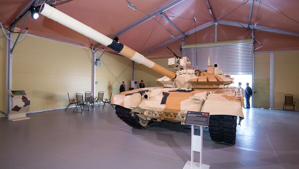 Un tanque T-72 ruso en la exposición ADEX (archivo) - Sputnik Mundo
