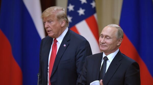 El encuentro de Vladímir Putin, presidente de Rusia, y Donald Trump, presidente de EEUU, en Helsinki (archivo) - Sputnik Mundo