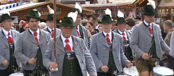 El tradicional desfile de Oktoberfest llena las calles de Múnich de música y color - Sputnik Mundo