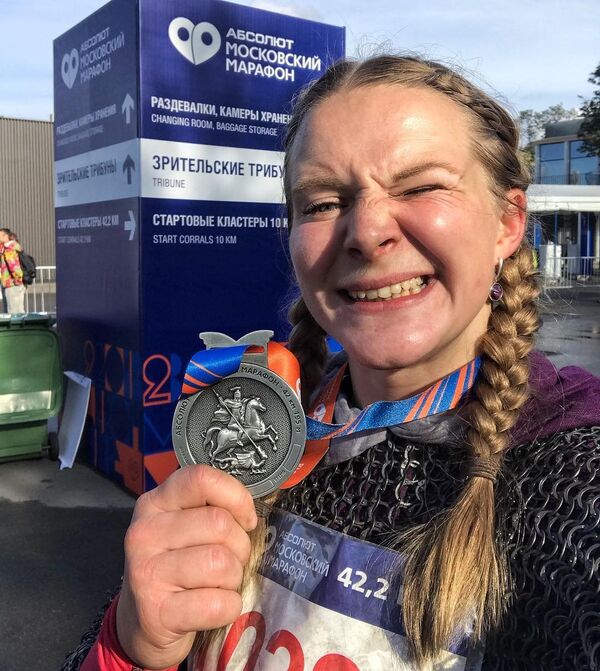 Tatiana Gúseva tras concluir el maratón de Moscú con una cota de malla medieval. - Sputnik Mundo