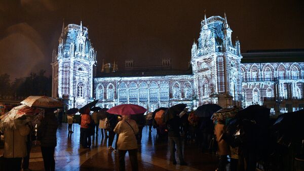 Espectadores del Festival Internacional Círculo de Luz en el Parque Tsaritsyno de Moscú - Sputnik Mundo