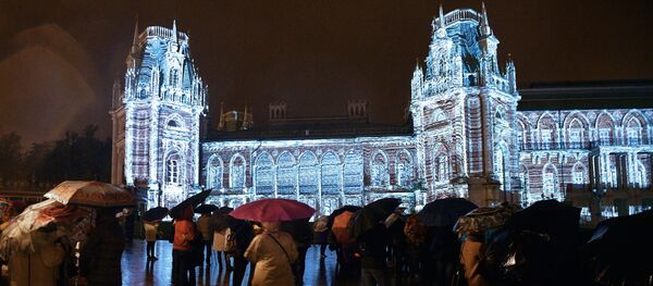 Espectadores del Festival Internacional Círculo de Luz en el Parque Tsaritsyno de Moscú - Sputnik Mundo