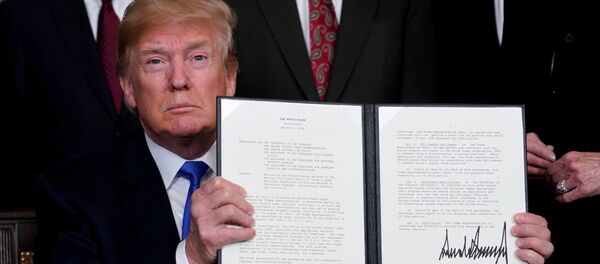 Donald Trump muestra un decreto para aplicar aranceles a producción china, el 12 de septiembre - Sputnik Mundo