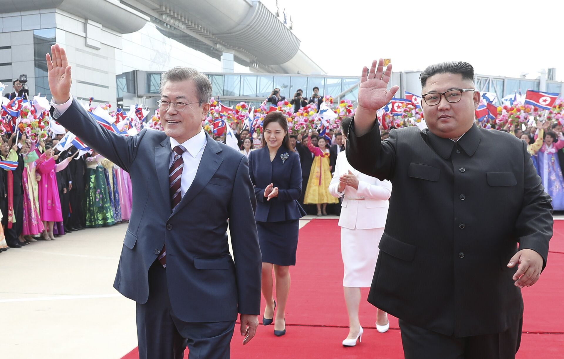 El presidente de Corea del Sur, Moon Jae-in, y el líder de Corea del Norte, Kim Jong-un El presidente de Corea del Sur, Moon Jae-in, y el líder de Corea del Norte, Kim Jong-un - Sputnik Mundo, 1920, 04.12.2024