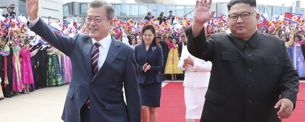 El presidente de Corea del Sur, Moon Jae-in, y el líder de Corea del Norte, Kim Jong-un - Sputnik Mundo
