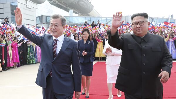 El presidente de Corea del Sur, Moon Jae-in, y el líder de Corea del Norte, Kim Jong-un - Sputnik Mundo