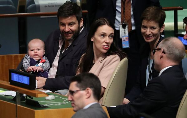 La primera ministra de Nueva Zelanda, Jacinda Ardern, con su bebé La primera ministra de Nueva Zelanda, Jacinda Ardern, con su bebé - Sputnik Mundo