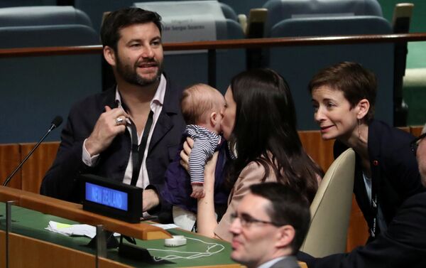 La primera ministra de Nueva Zelanda, Jacinda Ardern, con su bebé La primera ministra de Nueva Zelanda, Jacinda Ardern, con su bebé - Sputnik Mundo