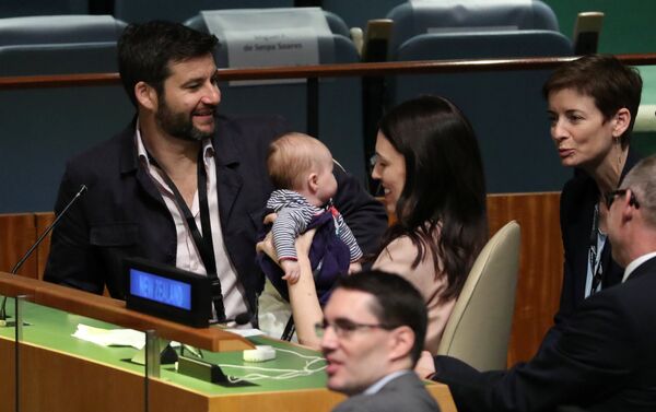 La primera ministra de Nueva Zelanda, Jacinda Ardern, con su bebé La primera ministra de Nueva Zelanda, Jacinda Ardern, con su bebé - Sputnik Mundo