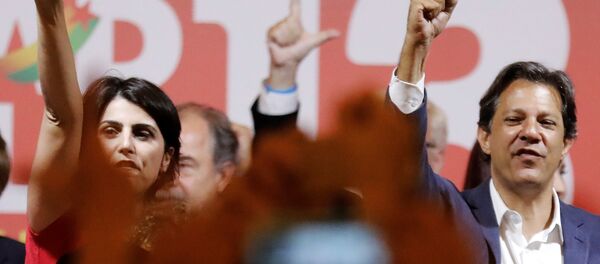 Manuela D'Ávila, candidata a vicepresidenta de Brasil, junto a su compañero en la fórmula, Fernando Haddad - Sputnik Mundo