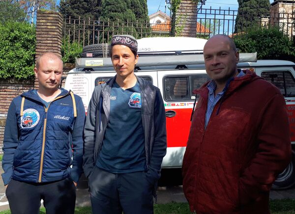 Sasha Holodni, Rustem Kasanbáev y Nikolái Balandinski en la oficina de Sputnik en Montevideo - Sputnik Mundo