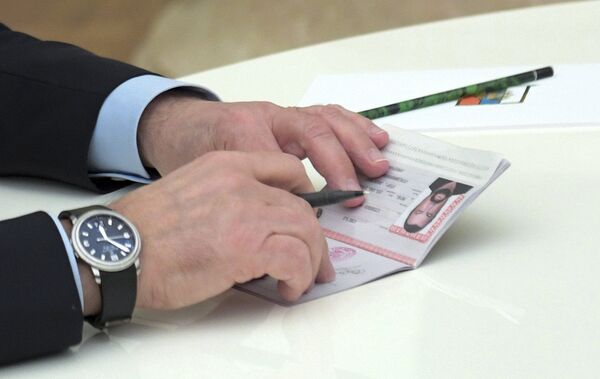 EL pasaporte ruso de Steven Seagal, actor estadounidense - Sputnik Mundo