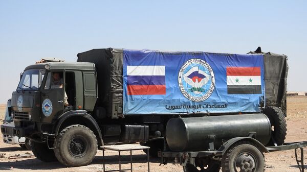 Un camión con banderas de Rusia y Siria - Sputnik Mundo